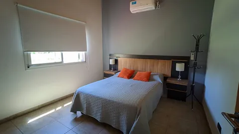 Dormitorio matrimonial con ventana al parque