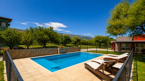 Piscina con reposeras y vistas a las sierras