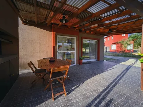 La mesa bajo la galería